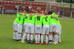 ac米兰足球队-库里赛后称赞队友团结赢下关键比赛，库里鼓励